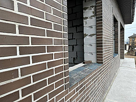 Вид на кладку из клинкера Брюгге терракотовый флэшинг