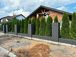 Вариант забора из кирпича ЛСР графитовый