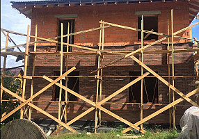 Фасады коттеджей в облицовке из кирпича Готика с гладкой поверхностью формата 1НФ